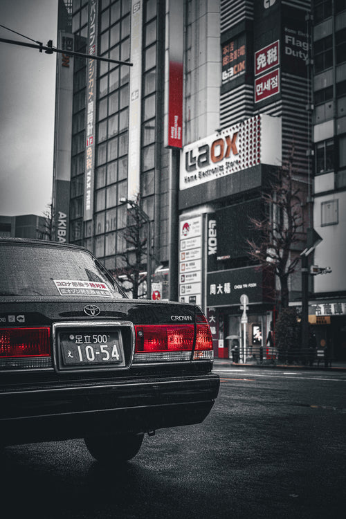 Arrière d'un taxi Toyota Crown noir dans une rue d'Akihabara, traitement en couleur sélective, Tokyo