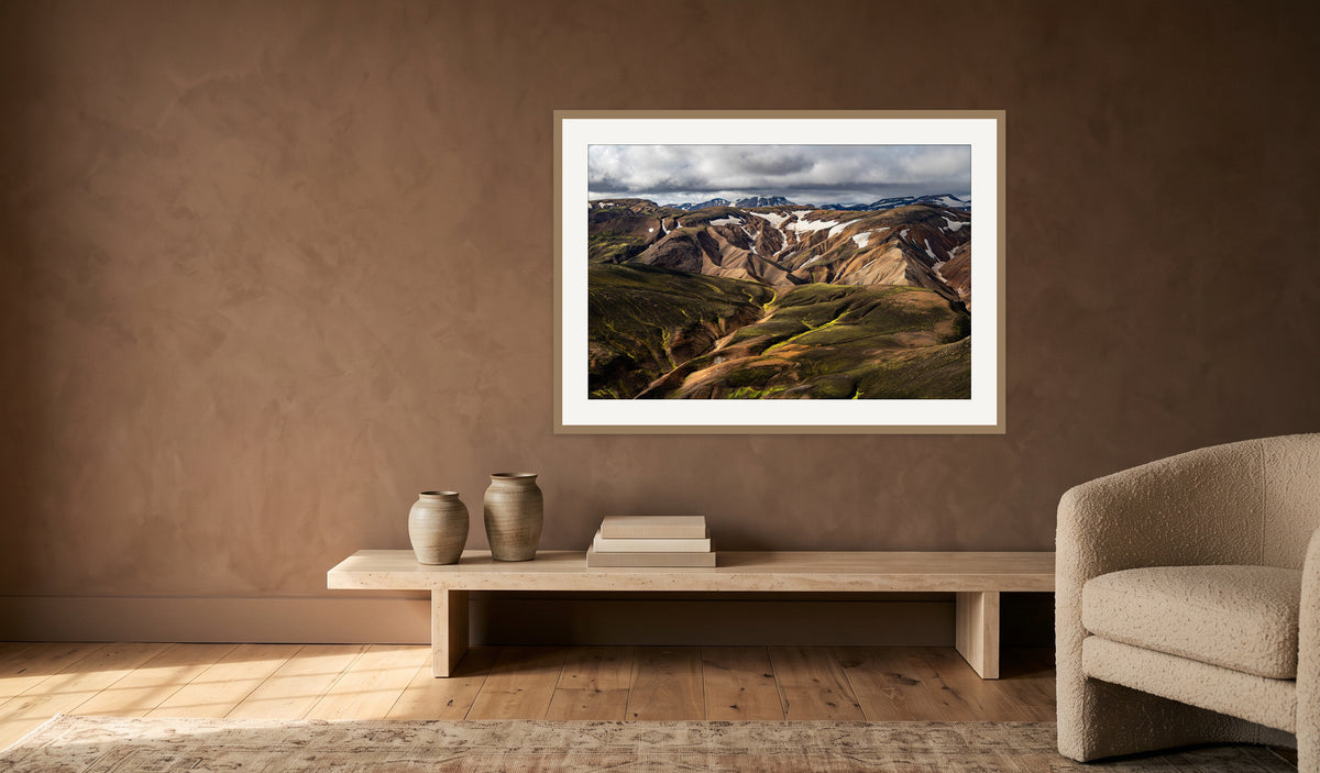 Simulation. Landmannalaugar, 105 × 70 cm en cadre chêne avec passe-partout, dans un salon au mur d'argile.